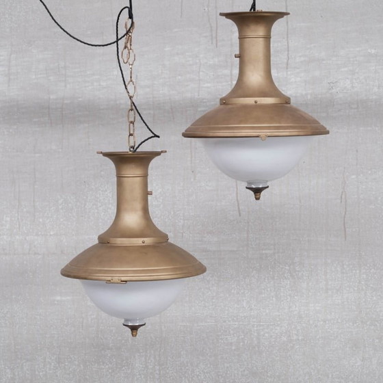 Image 1 of Paire de lampes suspendues vintage en laiton et opaline, Hollande années 1950