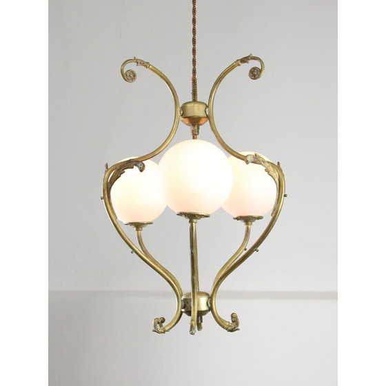 Image 1 of Lustre vintage en laiton et verre opalin, Italie 1920