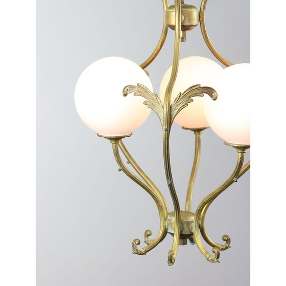 Image 1 of Lustre vintage en laiton et verre opalin, Italie 1920