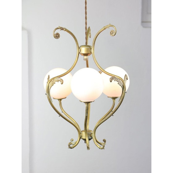 Image 1 of Lustre vintage en laiton et verre opalin, Italie 1920