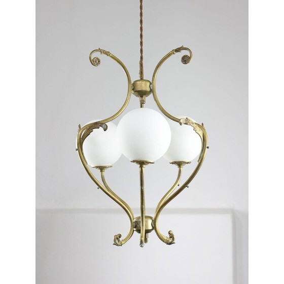 Image 1 of Lustre vintage en laiton et verre opalin, Italie 1920