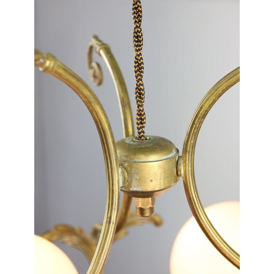 Image 1 of Lustre vintage en laiton et verre opalin, Italie 1920