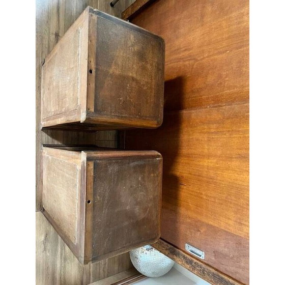 Image 1 of Paire de vitrines vintage en bois avec verre biseauté