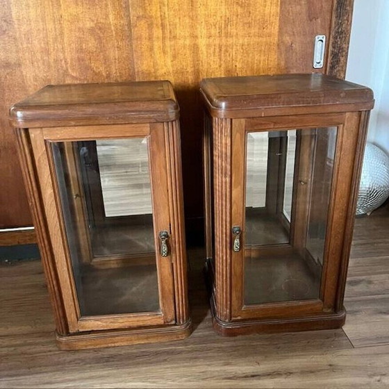 Image 1 of Paire de vitrines vintage en bois avec verre biseauté