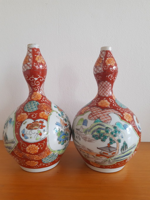2 X Vases japonais Kutani rouge corail ; Période Meiji