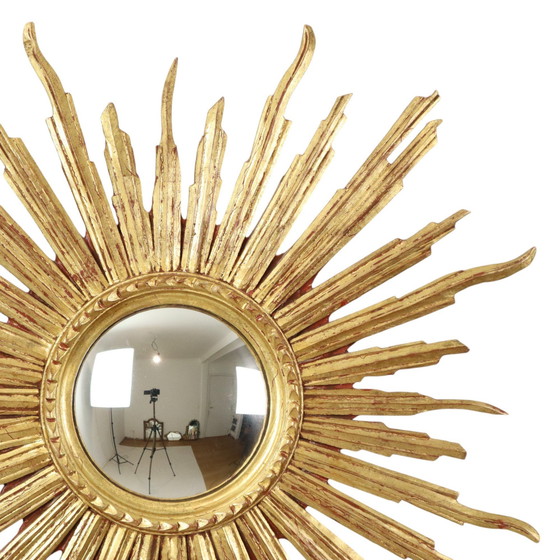 Image 1 of Grand miroir solaire en bois à feuilles d'or