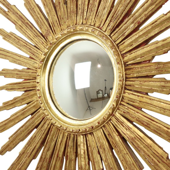 Image 1 of Grand miroir solaire en bois à feuilles d'or