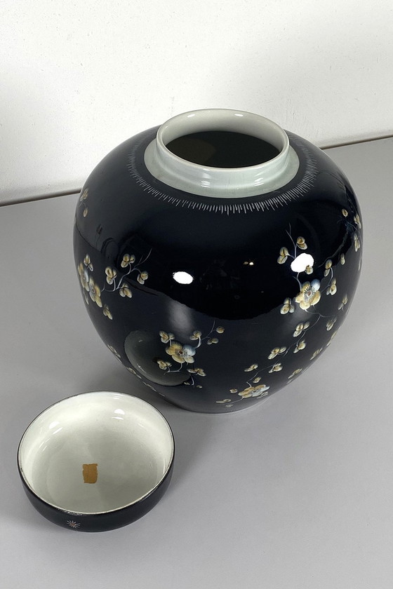 Image 1 of Jarre à couvercle en porcelaine.