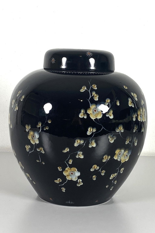 Jarre à couvercle en porcelaine.