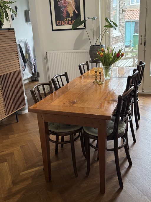 Tables en bois avec chaises