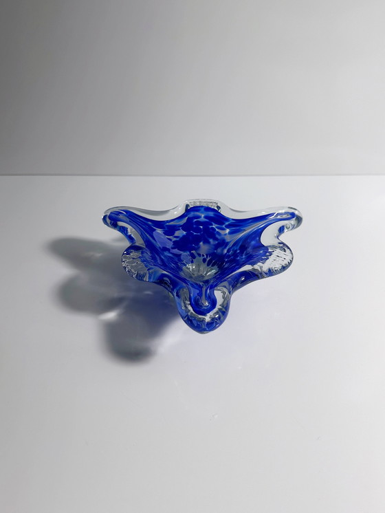 Image 1 of Vintage Murano Cendrier Ultramarin Bleu cobalt moucheté Triangle 1970 Italie