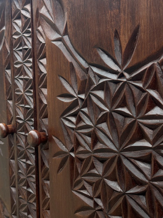 Image 1 of Cabinet sculpté congolais, 1950S