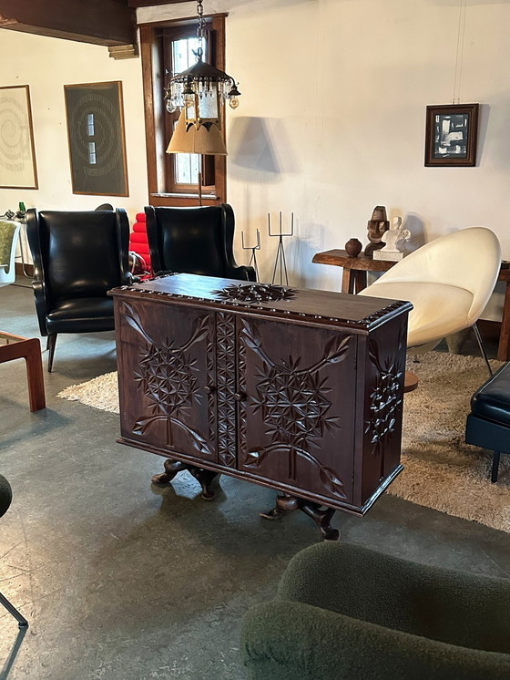 Image 1 of Cabinet sculpté congolais, 1950S