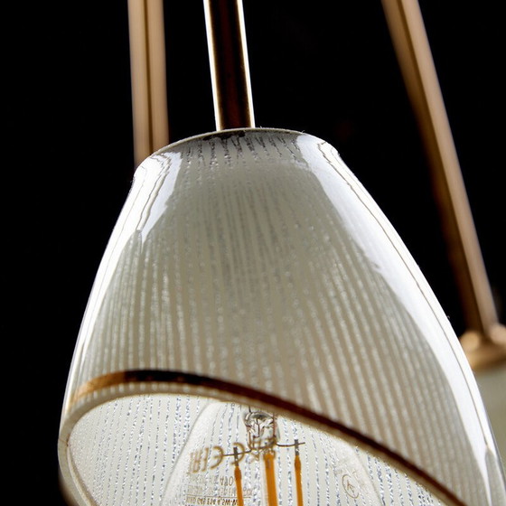 Image 1 of Lustre vintage en verre et laiton, 1950