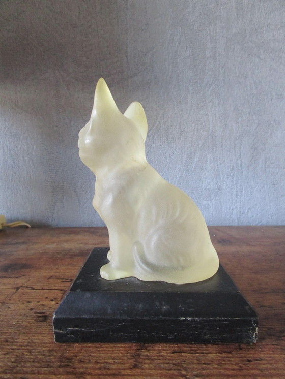Image 1 of Magnifique chaton vintage en plastique sur socle en bois