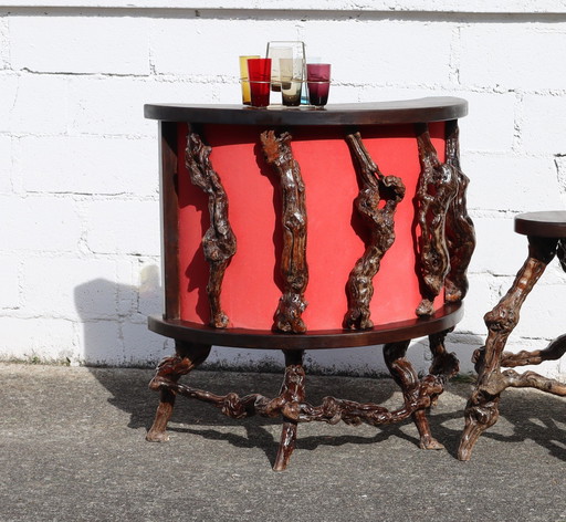 Comptoir de bar sculptural en bois de vigne avec une grande étagère murale en bois de vigne-50S