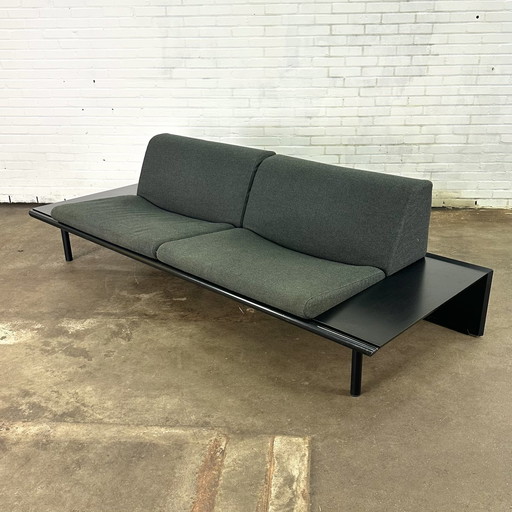 Harvink The Mission Sofa With Black Frame Dark Grey Upholstery (Canapé Mission avec structure noire et tapisserie gris foncé)