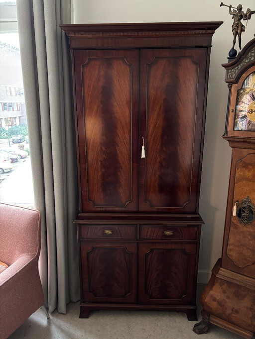 Armoire à secret en merisier à l'anglaise