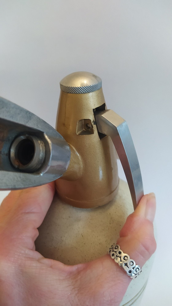 Image 1 of Soda Streamer en faïence vintage avec laiton