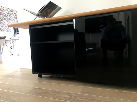 Image 1 of Buffet design noir brillant avec plateau incliné en merisier