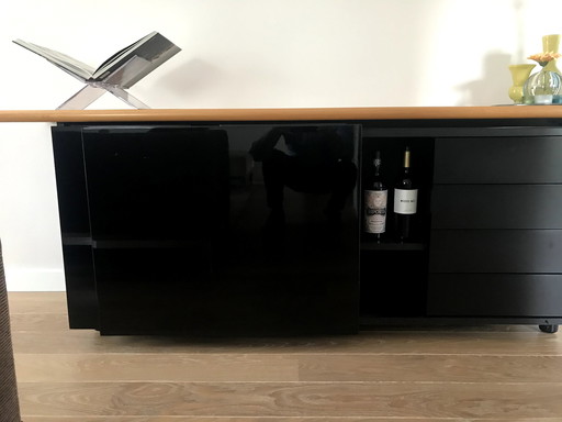 Buffet design noir brillant avec plateau incliné en merisier