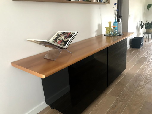 Buffet design noir brillant avec plateau incliné en merisier