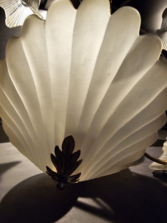 Image 1 of Lustre en laiton avec coquilles et calices en verre dépoli