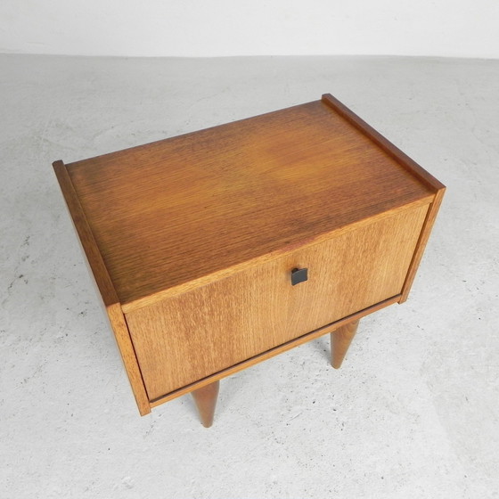 Image 1 of Table de chevet à pieds fuselés, années 1960