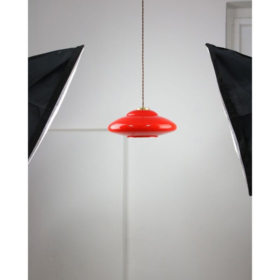 Image 1 of Lampe suspendue Saucer en verre rouge et laiton du Mid Century