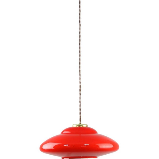 Lampe suspendue Saucer en verre rouge et laiton du Mid Century