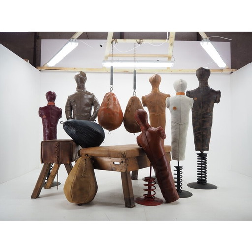 Equipement de gym vintage en cuir ou décoration, bancs de boxe ou de lutte pour les nuls, 1990