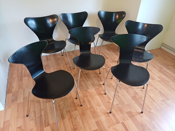 Image 1 of Quatre chaises papillon et trois chaises moustique Arne Jacobsen/Fritz Hansen