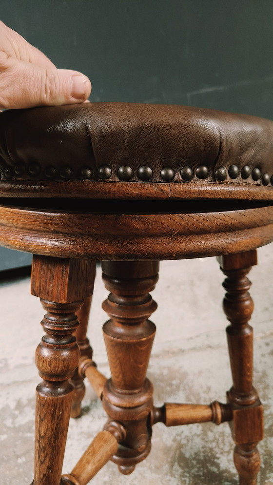 Image 1 of Tabouret de piano en chêne ancien 1880 Napoléon III