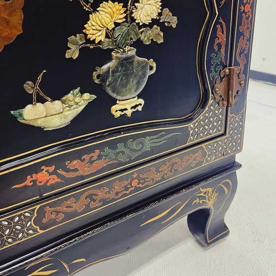 Image 1 of Cabinet chinois en bois massif avec fleurs en pierre de savon