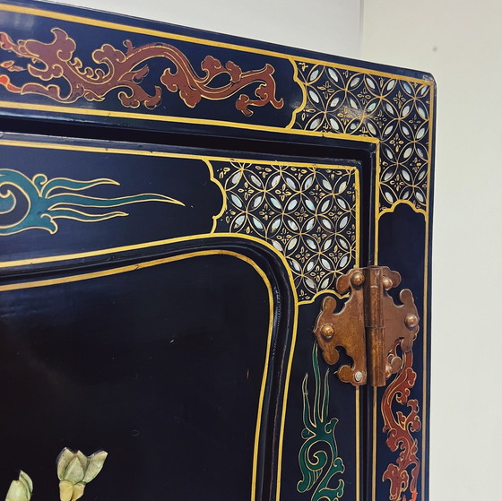 Image 1 of Cabinet chinois en bois massif avec fleurs en pierre de savon