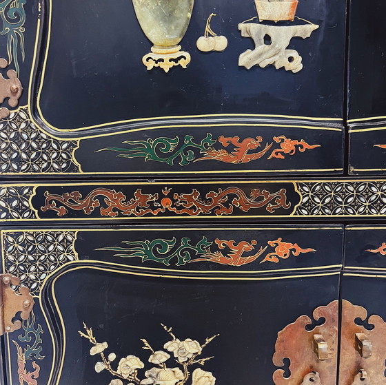 Image 1 of Cabinet chinois en bois massif avec fleurs en pierre de savon