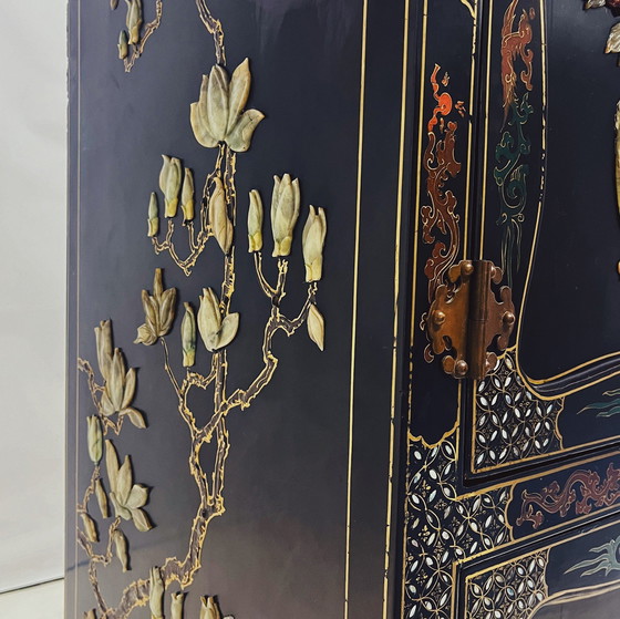 Image 1 of Cabinet chinois en bois massif avec fleurs en pierre de savon