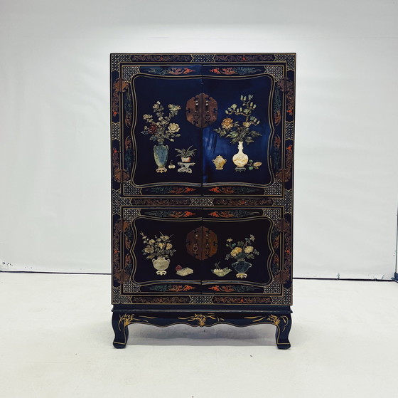 Image 1 of Cabinet chinois en bois massif avec fleurs en pierre de savon