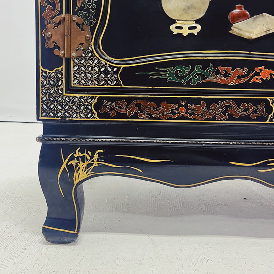 Image 1 of Cabinet chinois en bois massif avec fleurs en pierre de savon