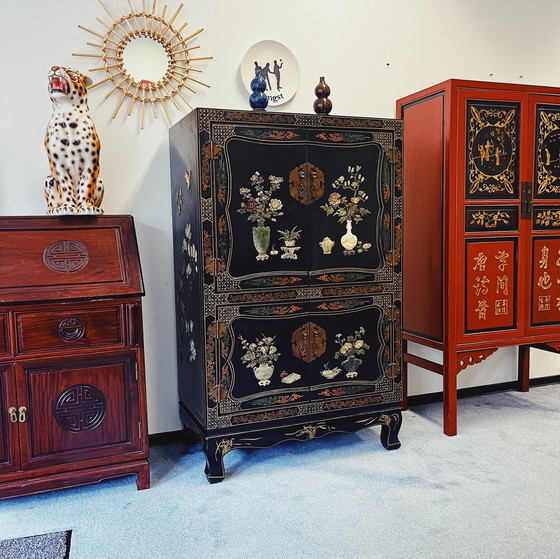 Image 1 of Cabinet chinois en bois massif avec fleurs en pierre de savon