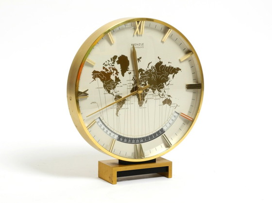 Image 1 of Grande horloge mondiale en laiton, fonctionnant sur piles, de Heinrich Johannes Möller pour Kienzle | 1978