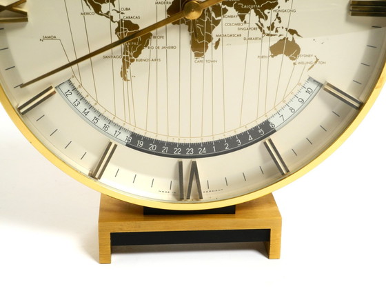 Image 1 of Grande horloge mondiale en laiton, fonctionnant sur piles, de Heinrich Johannes Möller pour Kienzle | 1978