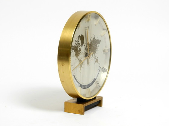 Image 1 of Grande horloge mondiale en laiton, fonctionnant sur piles, de Heinrich Johannes Möller pour Kienzle | 1978