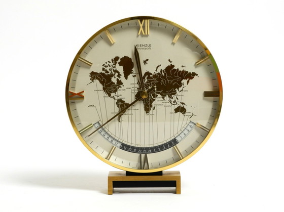 Image 1 of Grande horloge mondiale en laiton, fonctionnant sur piles, de Heinrich Johannes Möller pour Kienzle | 1978