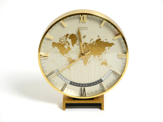 Image 1 of Grande horloge mondiale en laiton, fonctionnant sur piles, de Heinrich Johannes Möller pour Kienzle | 1978