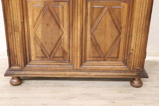 Image 1 of Armoire ancienne en bois rare