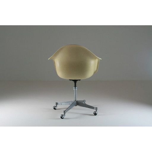 Fauteuil vintage en fibre de verre par Charles et Ray Eames pour Herman Miller, 1960