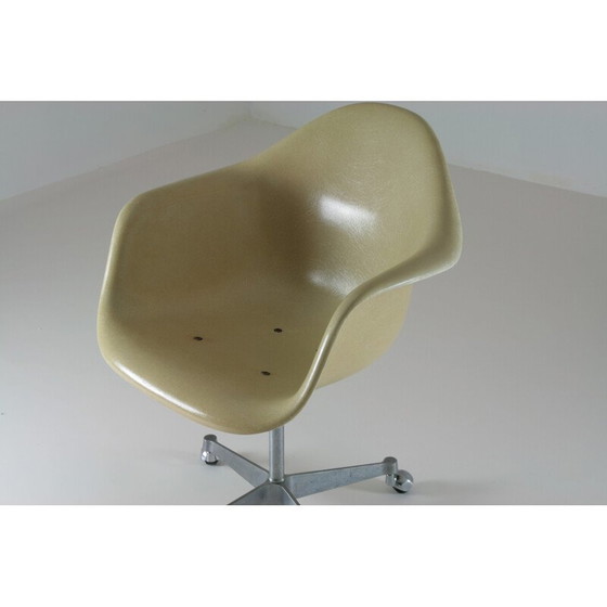 Image 1 of Fauteuil vintage en fibre de verre par Charles et Ray Eames pour Herman Miller, 1960