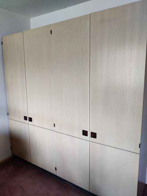 Armoire à linge vintage du milieu du siècle