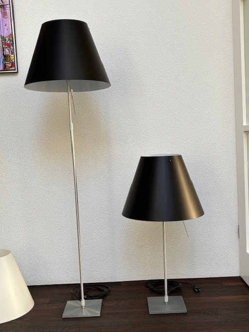 2 lampes Luceplan Costanza. Lampadaire et lampe de table avec abat-jour noir. Encore 2 abat-jour blancs.